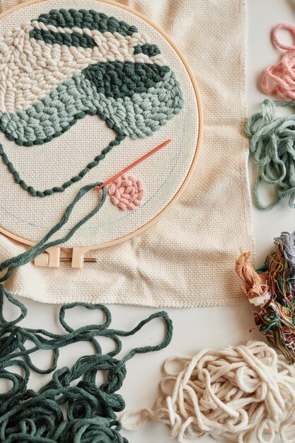 Ręcznie wyszywany detal na materiale